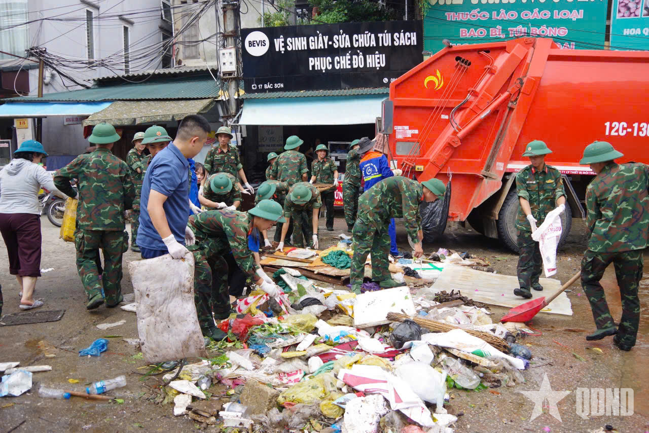 Hàng nghìn cán bộ, chiến sĩ LLVT giúp nhân dân Lạng Sơn khắc phục hậu quả thiên tai